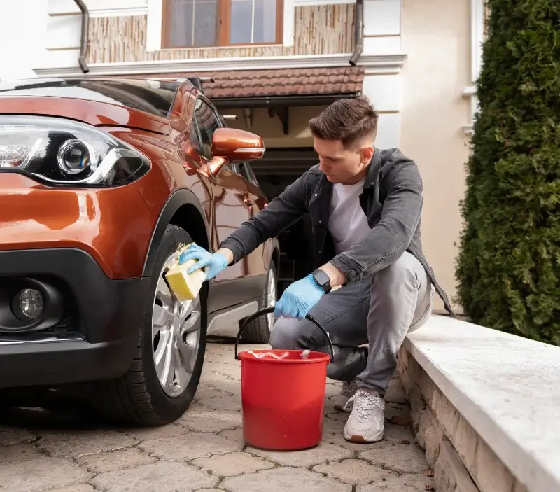 Lavage auto à domicile Saint-Aubin-Épinay : professionnel intervenant sur un véhicule